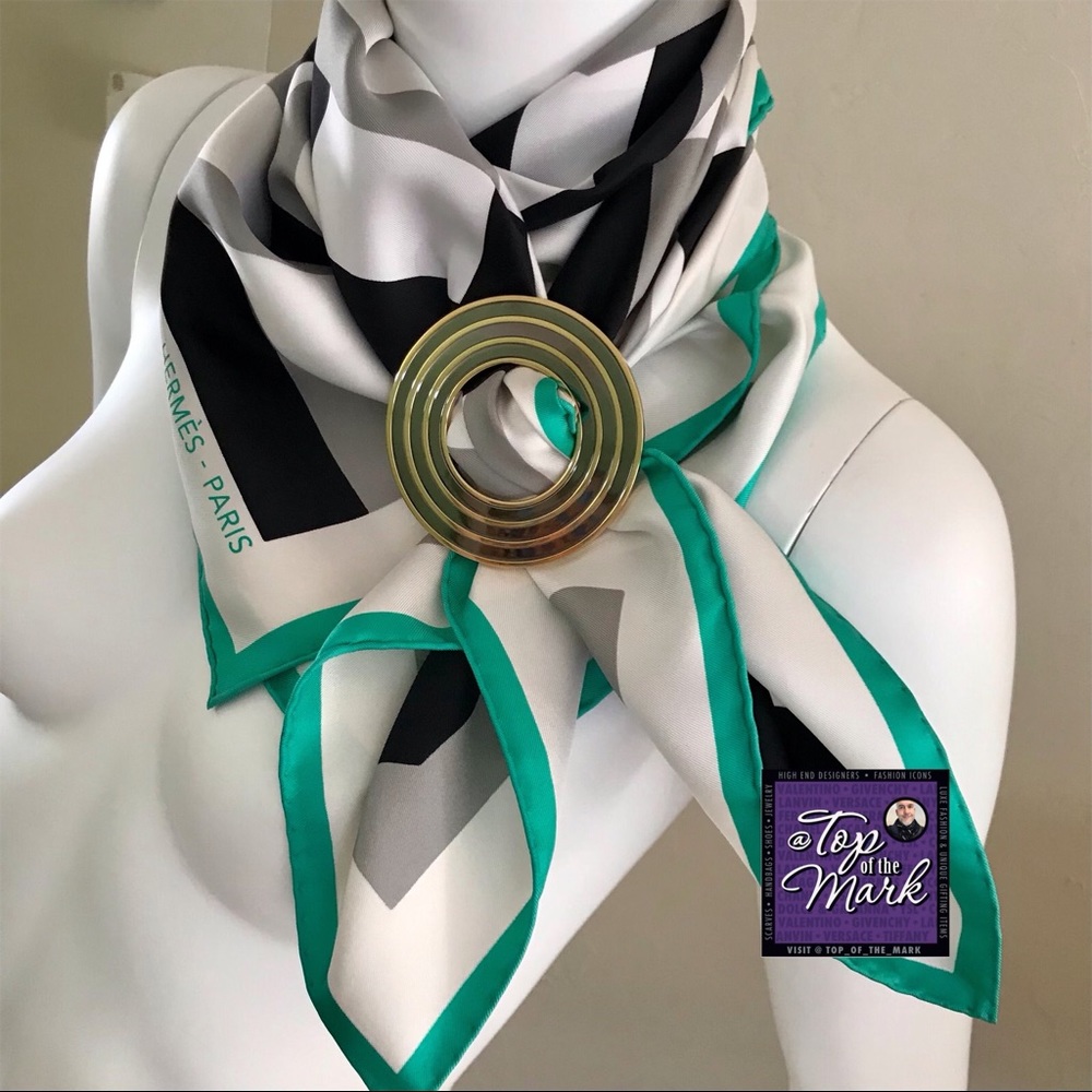 Hermès LARGE Scarf Shawl Pareo Ring w sleeve & box